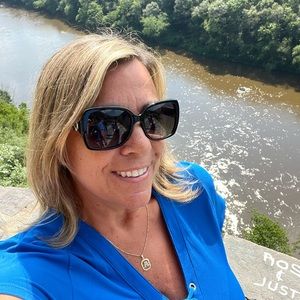 Meet your Posher, Angela